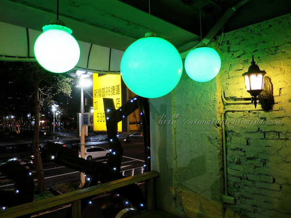 Wow.F 沃夫餐廚(遠百店)： WOW !!!  名不虛傳的巨無霸大漢堡)))))        ..Wow.F  沃夫餐廚 (遠百店)