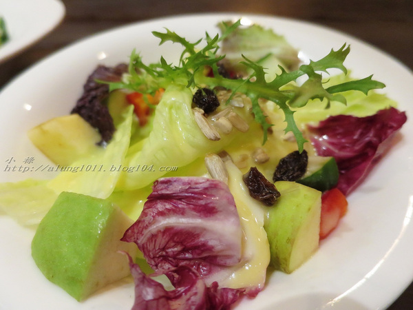 Wow.F 沃夫餐廚(遠百店)： WOW !!!  名不虛傳的巨無霸大漢堡)))))        ..Wow.F  沃夫餐廚 (遠百店)