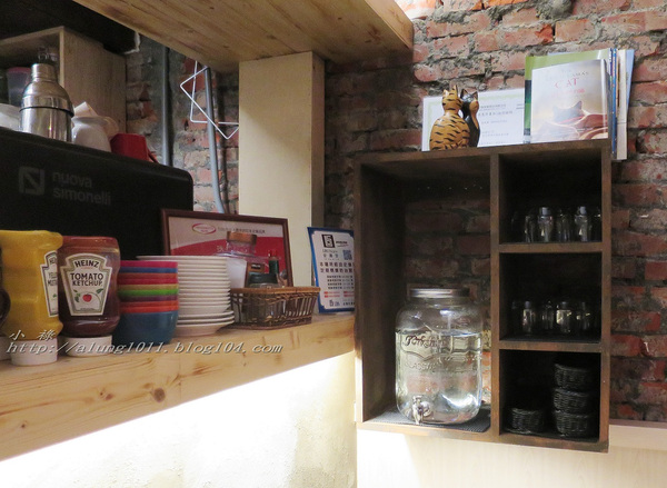 Wow.F 沃夫餐廚(遠百店)： WOW !!!  名不虛傳的巨無霸大漢堡)))))        ..Wow.F  沃夫餐廚 (遠百店)