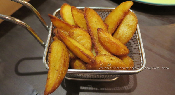 Wow.F 沃夫餐廚(遠百店)： WOW !!!  名不虛傳的巨無霸大漢堡)))))        ..Wow.F  沃夫餐廚 (遠百店)