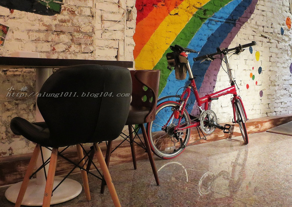 Wow.F 沃夫餐廚(遠百店)： WOW !!!  名不虛傳的巨無霸大漢堡)))))        ..Wow.F  沃夫餐廚 (遠百店)