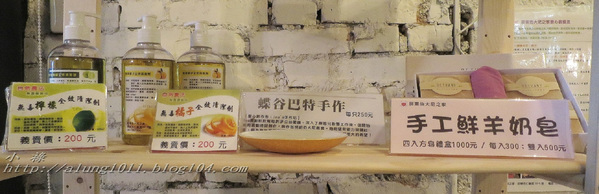 Wow.F 沃夫餐廚(遠百店)： WOW !!!  名不虛傳的巨無霸大漢堡)))))        ..Wow.F  沃夫餐廚 (遠百店)