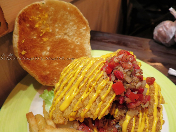 Wow.F 沃夫餐廚(遠百店)： WOW !!!  名不虛傳的巨無霸大漢堡)))))        ..Wow.F  沃夫餐廚 (遠百店)