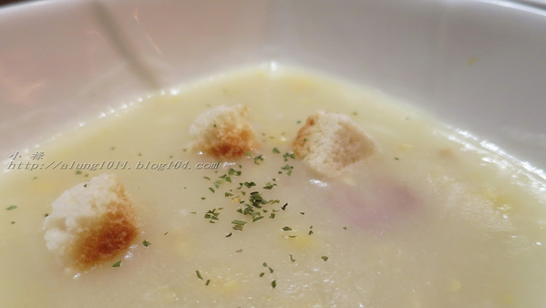 Wow.F 沃夫餐廚(遠百店)： WOW !!!  名不虛傳的巨無霸大漢堡)))))        ..Wow.F  沃夫餐廚 (遠百店)