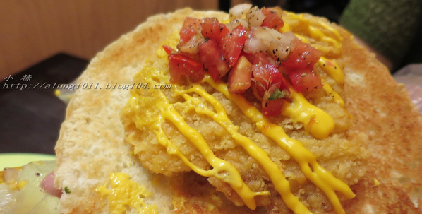 Wow.F 沃夫餐廚(遠百店)： WOW !!!  名不虛傳的巨無霸大漢堡)))))        ..Wow.F  沃夫餐廚 (遠百店)