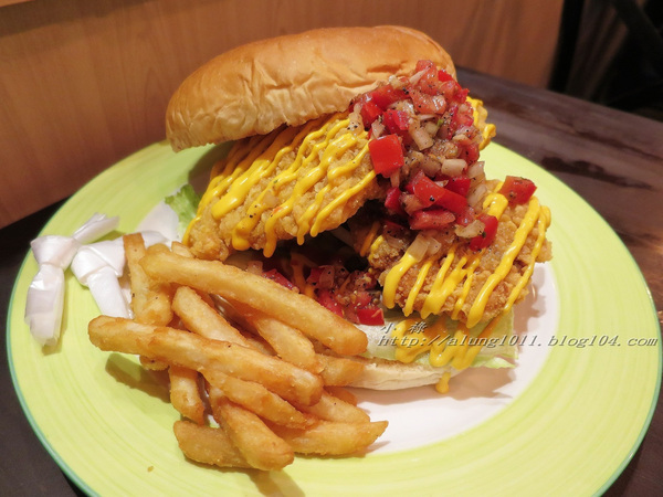 Wow.F 沃夫餐廚(遠百店)： WOW !!!  名不虛傳的巨無霸大漢堡)))))        ..Wow.F  沃夫餐廚 (遠百店)