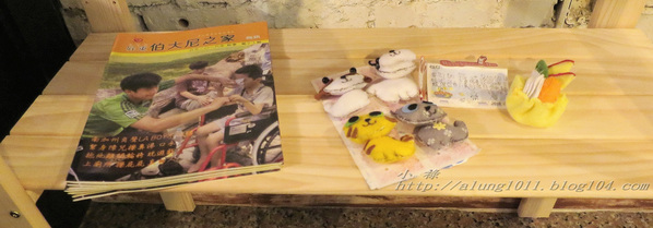 Wow.F 沃夫餐廚(遠百店)： WOW !!!  名不虛傳的巨無霸大漢堡)))))        ..Wow.F  沃夫餐廚 (遠百店)