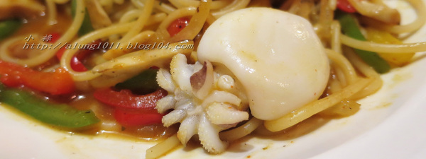 Wow.F 沃夫餐廚(遠百店)： WOW !!!  名不虛傳的巨無霸大漢堡)))))        ..Wow.F  沃夫餐廚 (遠百店)