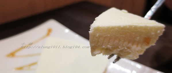 Wow.F 沃夫餐廚(遠百店)： WOW !!!  名不虛傳的巨無霸大漢堡)))))        ..Wow.F  沃夫餐廚 (遠百店)