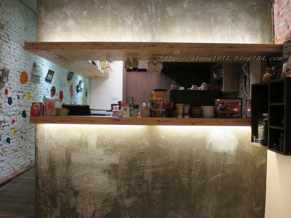 Wow.F 沃夫餐廚(遠百店)： WOW !!!  名不虛傳的巨無霸大漢堡)))))        ..Wow.F  沃夫餐廚 (遠百店)