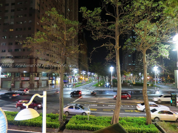 Wow.F 沃夫餐廚(遠百店)： WOW !!!  名不虛傳的巨無霸大漢堡)))))        ..Wow.F  沃夫餐廚 (遠百店)