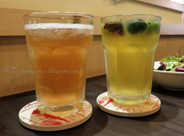 Wow.F 沃夫餐廚(遠百店)： WOW !!!  名不虛傳的巨無霸大漢堡)))))        ..Wow.F  沃夫餐廚 (遠百店)