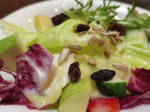 Wow.F 沃夫餐廚(遠百店)： WOW !!!  名不虛傳的巨無霸大漢堡)))))        ..Wow.F  沃夫餐廚 (遠百店)