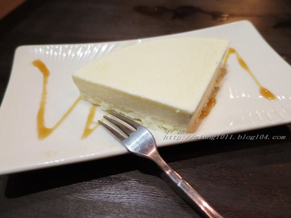 Wow.F 沃夫餐廚(遠百店)： WOW !!!  名不虛傳的巨無霸大漢堡)))))        ..Wow.F  沃夫餐廚 (遠百店)