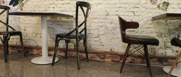 Wow.F 沃夫餐廚(遠百店)： WOW !!!  名不虛傳的巨無霸大漢堡)))))        ..Wow.F  沃夫餐廚 (遠百店)