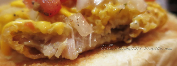 Wow.F 沃夫餐廚(遠百店)： WOW !!!  名不虛傳的巨無霸大漢堡)))))        ..Wow.F  沃夫餐廚 (遠百店)