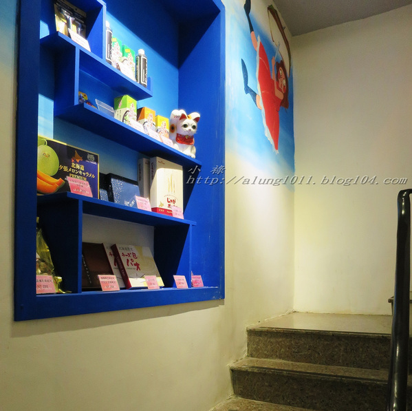 Wow.F 沃夫餐廚(遠百店)： WOW !!!  名不虛傳的巨無霸大漢堡)))))        ..Wow.F  沃夫餐廚 (遠百店)