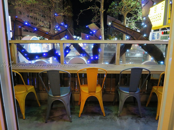 Wow.F 沃夫餐廚(遠百店)： WOW !!!  名不虛傳的巨無霸大漢堡)))))        ..Wow.F  沃夫餐廚 (遠百店)