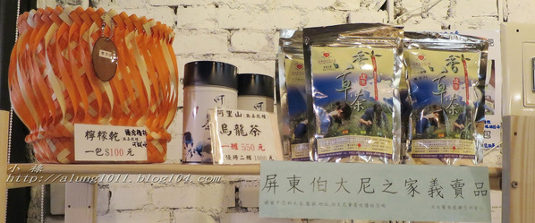 Wow.F 沃夫餐廚(遠百店)： WOW !!!  名不虛傳的巨無霸大漢堡)))))        ..Wow.F  沃夫餐廚 (遠百店)