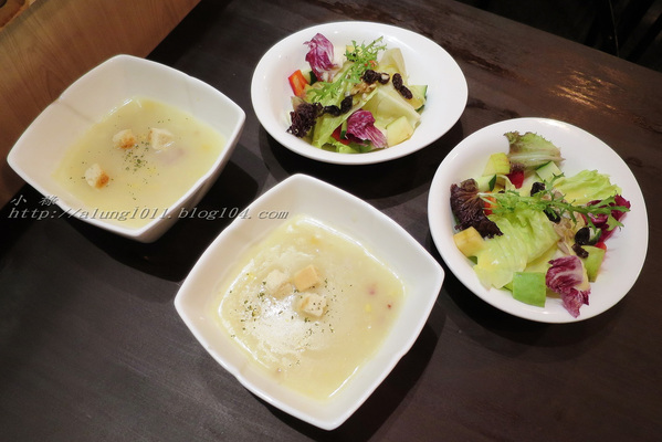 Wow.F 沃夫餐廚(遠百店)： WOW !!!  名不虛傳的巨無霸大漢堡)))))        ..Wow.F  沃夫餐廚 (遠百店)