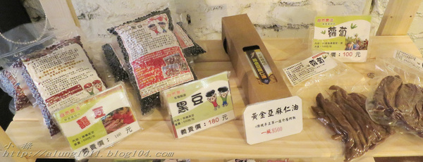 Wow.F 沃夫餐廚(遠百店)： WOW !!!  名不虛傳的巨無霸大漢堡)))))        ..Wow.F  沃夫餐廚 (遠百店)