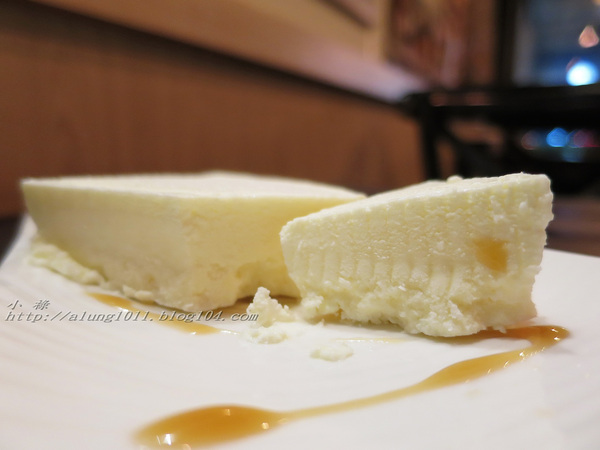 Wow.F 沃夫餐廚(遠百店)： WOW !!!  名不虛傳的巨無霸大漢堡)))))        ..Wow.F  沃夫餐廚 (遠百店)