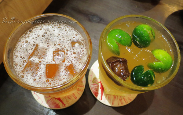 Wow.F 沃夫餐廚(遠百店)： WOW !!!  名不虛傳的巨無霸大漢堡)))))        ..Wow.F  沃夫餐廚 (遠百店)