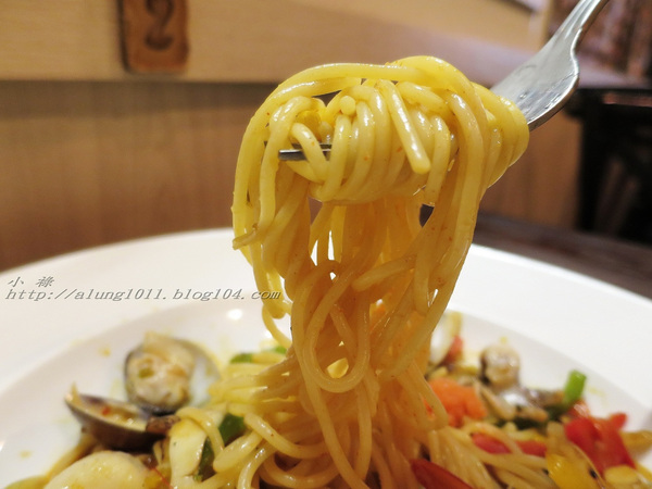 Wow.F 沃夫餐廚(遠百店)： WOW !!!  名不虛傳的巨無霸大漢堡)))))        ..Wow.F  沃夫餐廚 (遠百店)