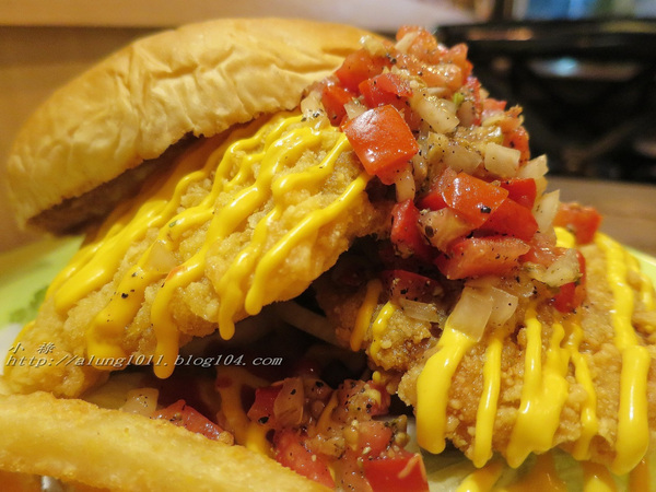 Wow.F 沃夫餐廚(遠百店)： WOW !!!  名不虛傳的巨無霸大漢堡)))))        ..Wow.F  沃夫餐廚 (遠百店)