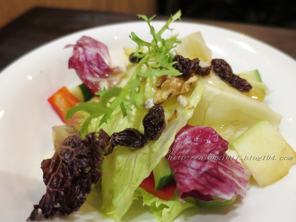 Wow.F 沃夫餐廚(遠百店)： WOW !!!  名不虛傳的巨無霸大漢堡)))))        ..Wow.F  沃夫餐廚 (遠百店)