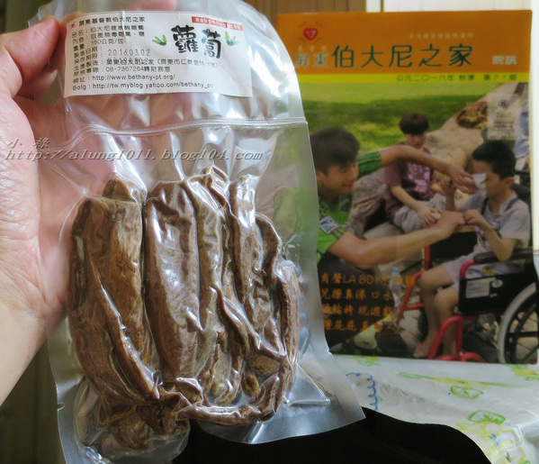 Wow.F 沃夫餐廚(遠百店)： WOW !!!  名不虛傳的巨無霸大漢堡)))))        ..Wow.F  沃夫餐廚 (遠百店)