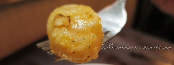 Wow.F 沃夫餐廚(遠百店)： WOW !!!  名不虛傳的巨無霸大漢堡)))))        ..Wow.F  沃夫餐廚 (遠百店)