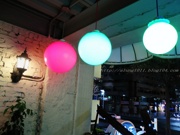 Wow.F 沃夫餐廚(遠百店)： WOW !!!  名不虛傳的巨無霸大漢堡)))))        ..Wow.F  沃夫餐廚 (遠百店)