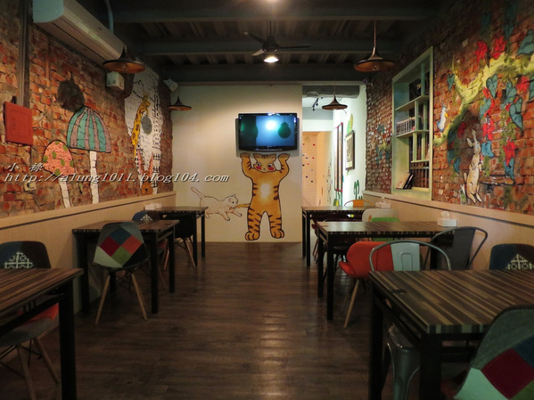 Wow.F 沃夫餐廚(遠百店)： WOW !!!  名不虛傳的巨無霸大漢堡)))))        ..Wow.F  沃夫餐廚 (遠百店)