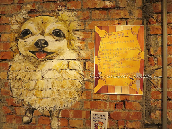 Wow.F 沃夫餐廚(遠百店)： WOW !!!  名不虛傳的巨無霸大漢堡)))))        ..Wow.F  沃夫餐廚 (遠百店)