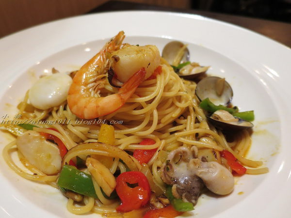 Wow.F 沃夫餐廚(遠百店)： WOW !!!  名不虛傳的巨無霸大漢堡)))))        ..Wow.F  沃夫餐廚 (遠百店)