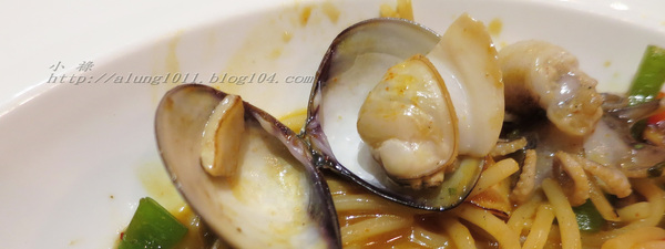 Wow.F 沃夫餐廚(遠百店)： WOW !!!  名不虛傳的巨無霸大漢堡)))))        ..Wow.F  沃夫餐廚 (遠百店)