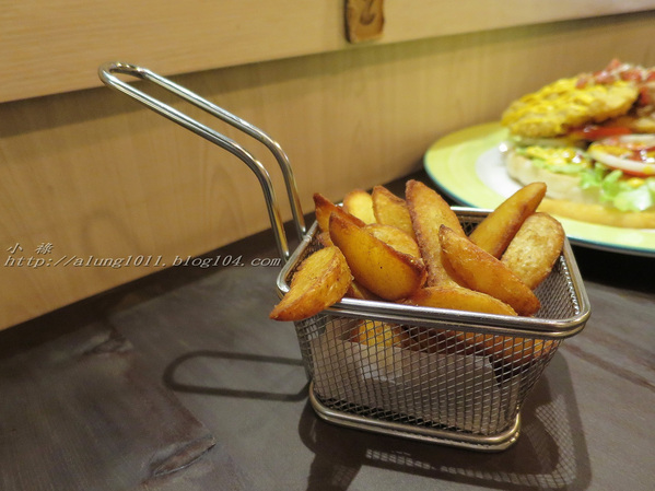 Wow.F 沃夫餐廚(遠百店)： WOW !!!  名不虛傳的巨無霸大漢堡)))))        ..Wow.F  沃夫餐廚 (遠百店)