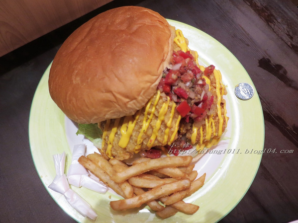 Wow.F 沃夫餐廚(遠百店)： WOW !!!  名不虛傳的巨無霸大漢堡)))))        ..Wow.F  沃夫餐廚 (遠百店)