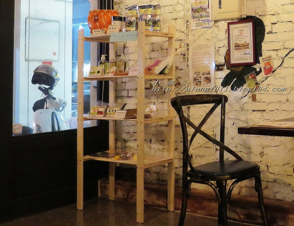 Wow.F 沃夫餐廚(遠百店)： WOW !!!  名不虛傳的巨無霸大漢堡)))))        ..Wow.F  沃夫餐廚 (遠百店)