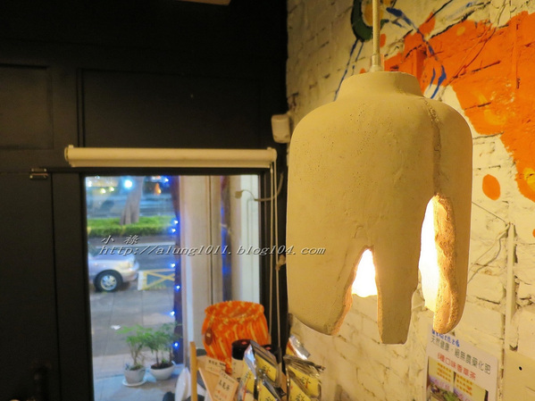 Wow.F 沃夫餐廚(遠百店)： WOW !!!  名不虛傳的巨無霸大漢堡)))))        ..Wow.F  沃夫餐廚 (遠百店)