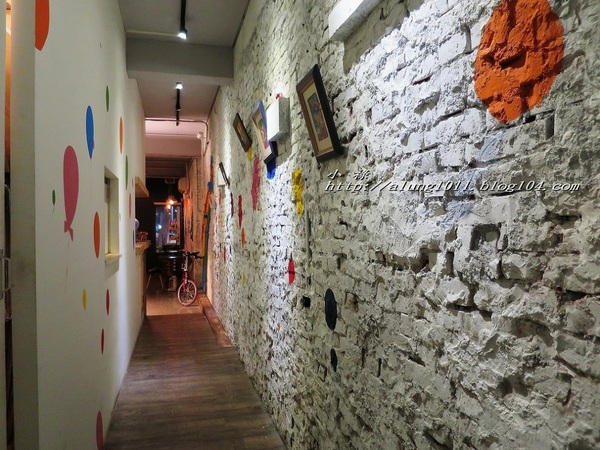 Wow.F 沃夫餐廚(遠百店)： WOW !!!  名不虛傳的巨無霸大漢堡)))))        ..Wow.F  沃夫餐廚 (遠百店)