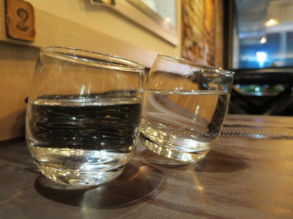 Wow.F 沃夫餐廚(遠百店)： WOW !!!  名不虛傳的巨無霸大漢堡)))))        ..Wow.F  沃夫餐廚 (遠百店)