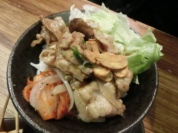 澠井川 日式串燒居酒屋:澠井川日式串燒居酒屋~是噹噹媽和噹噹爸放鬆大快朵頤的好所在!推薦香蒜燒五花丼及鹽燒松板豬串超美味~