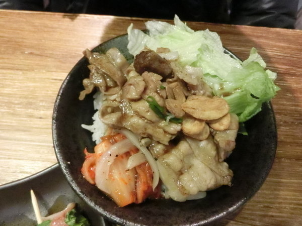 澠井川 日式串燒居酒屋:澠井川日式串燒居酒屋~是噹噹媽和噹噹爸放鬆大快朵頤的好所在!推薦香蒜燒五花丼及鹽燒松板豬串超美味~