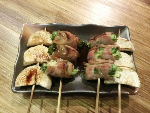 澠井川 日式串燒居酒屋:澠井川日式串燒居酒屋~是噹噹媽和噹噹爸放鬆大快朵頤的好所在!推薦香蒜燒五花丼及鹽燒松板豬串超美味~