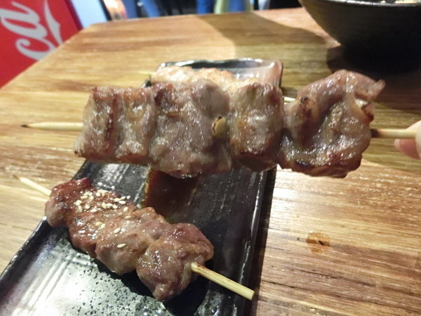 澠井川 日式串燒居酒屋:澠井川日式串燒居酒屋~是噹噹媽和噹噹爸放鬆大快朵頤的好所在!推薦香蒜燒五花丼及鹽燒松板豬串超美味~