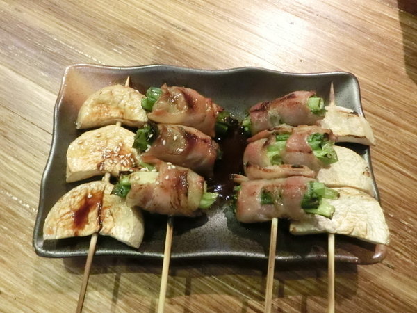 澠井川 日式串燒居酒屋:澠井川日式串燒居酒屋~是噹噹媽和噹噹爸放鬆大快朵頤的好所在!推薦香蒜燒五花丼及鹽燒松板豬串超美味~