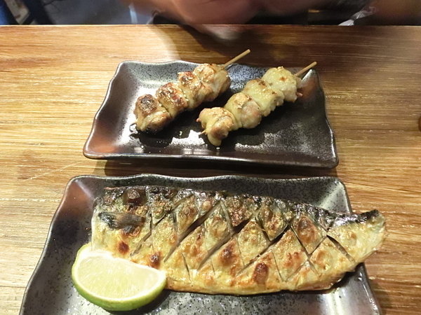澠井川 日式串燒居酒屋:澠井川日式串燒居酒屋~是噹噹媽和噹噹爸放鬆大快朵頤的好所在!推薦香蒜燒五花丼及鹽燒松板豬串超美味~