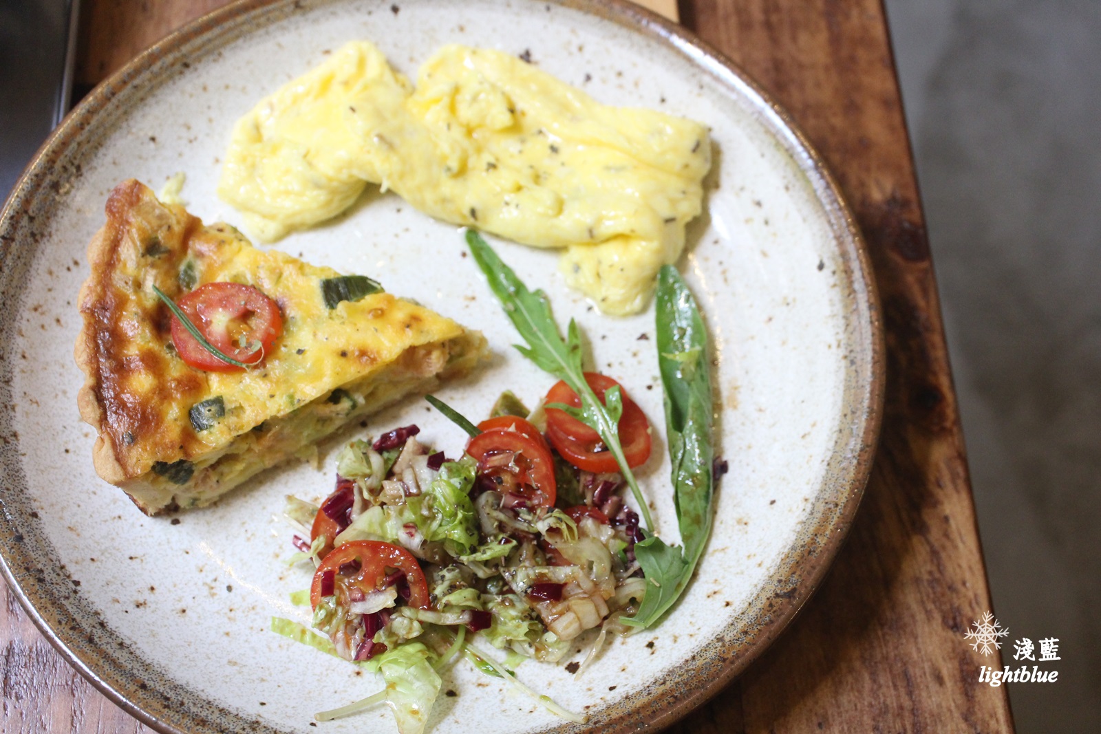 [ 科技大樓站美食 ] 淺藍 × 黑鳶（花疫室二店）～滿滿乾燥花包圍中來塊鹹派